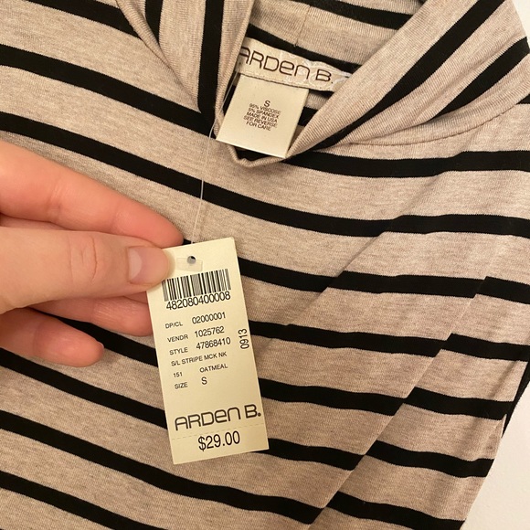 Turtle neck crop top with cutout back - Picture 3 of 3